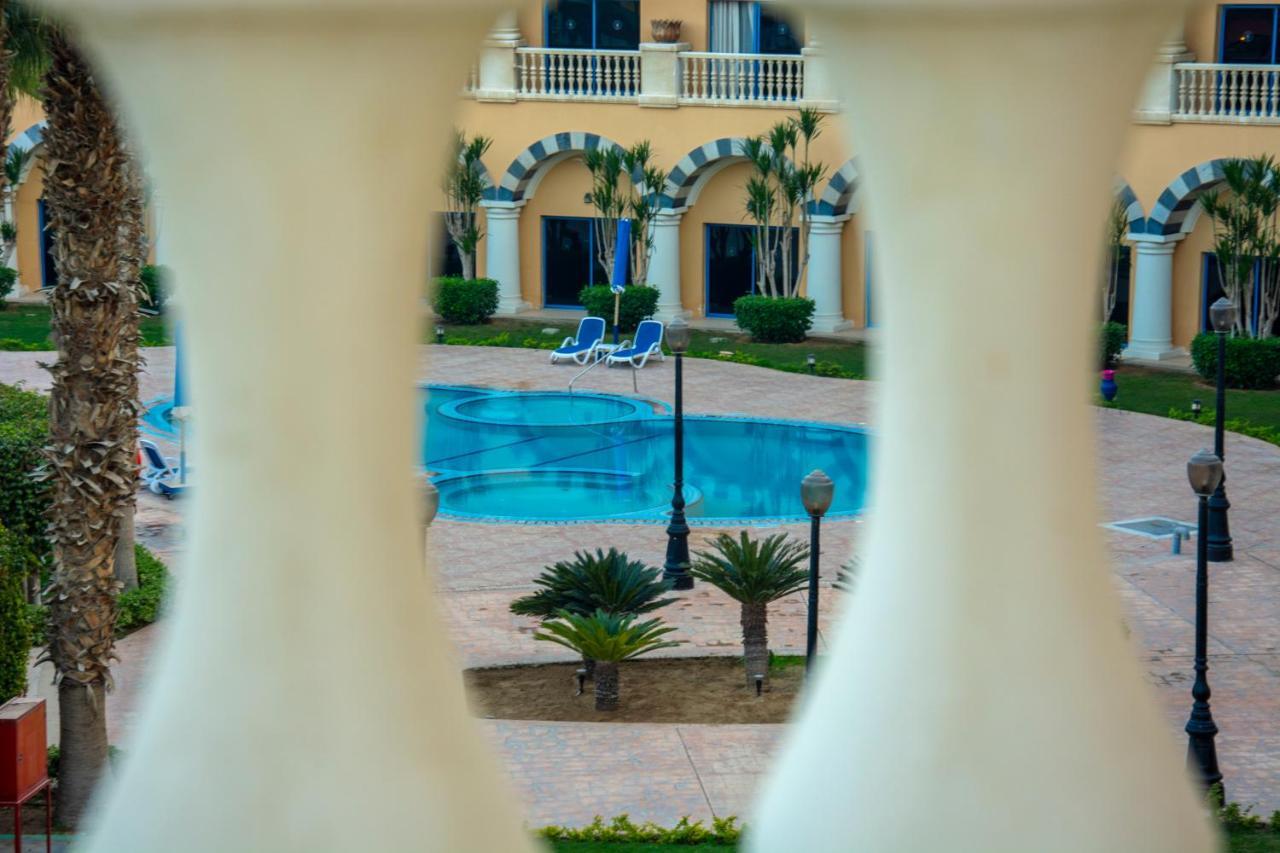 Helnan Dream Hotel And Conference Center 6th of October City Kültér fotó The swimming pool at the hotel
